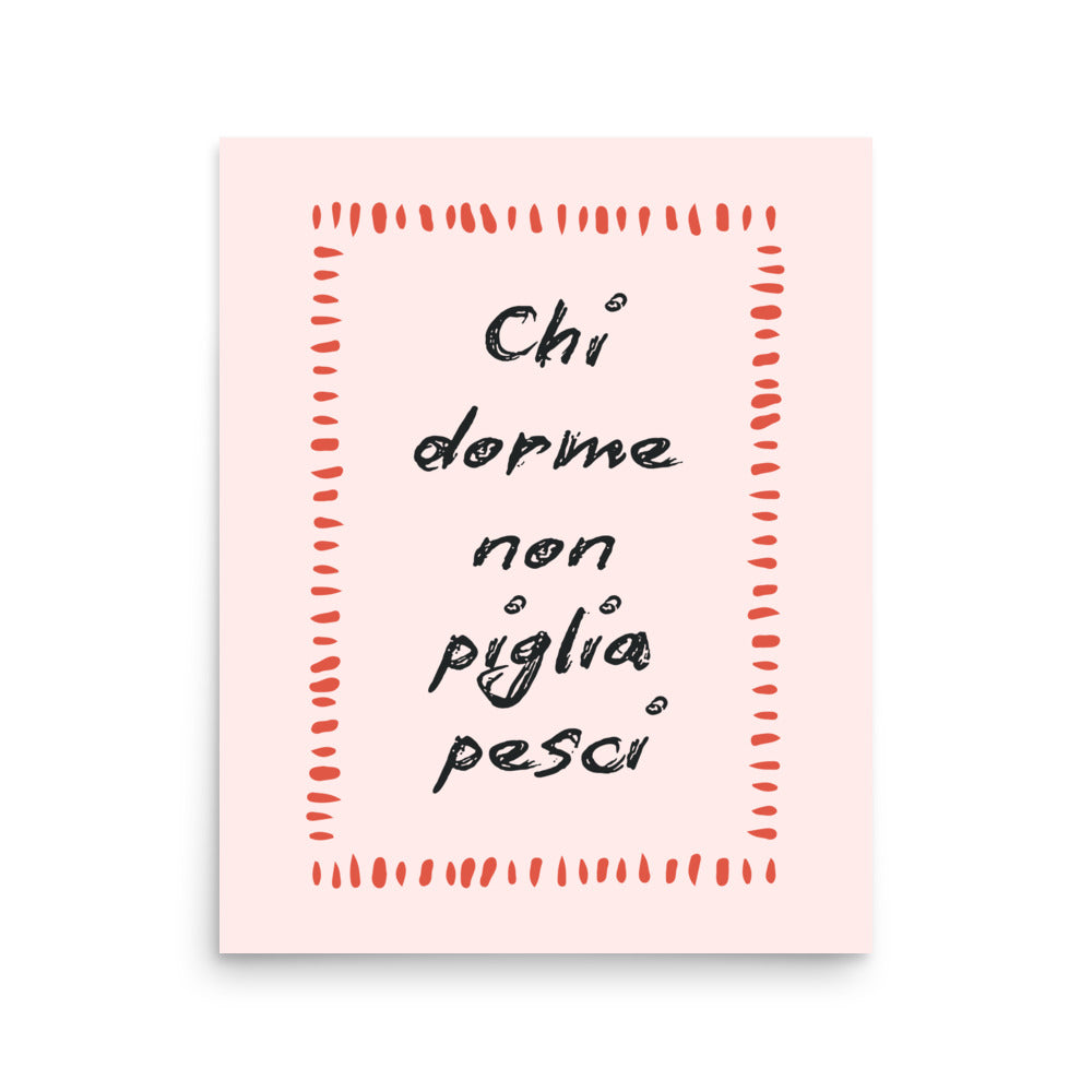 Italian proverb poster “Chi dorme non piglia pesci” pink background, modern typography wall art