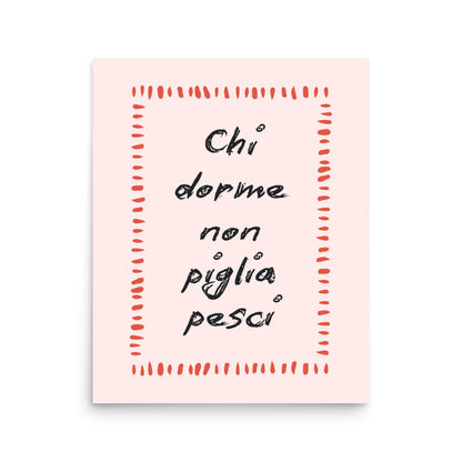 Italian proverb poster “Chi dorme non piglia pesci” pink background, modern typography wall art